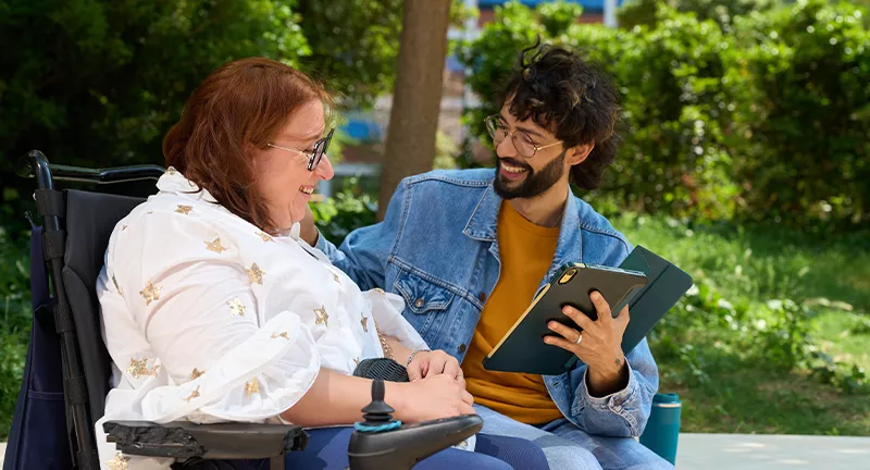 Personne âgée accompagnée par une assistante de vie, métier du secteur de l’emploi à domicile
